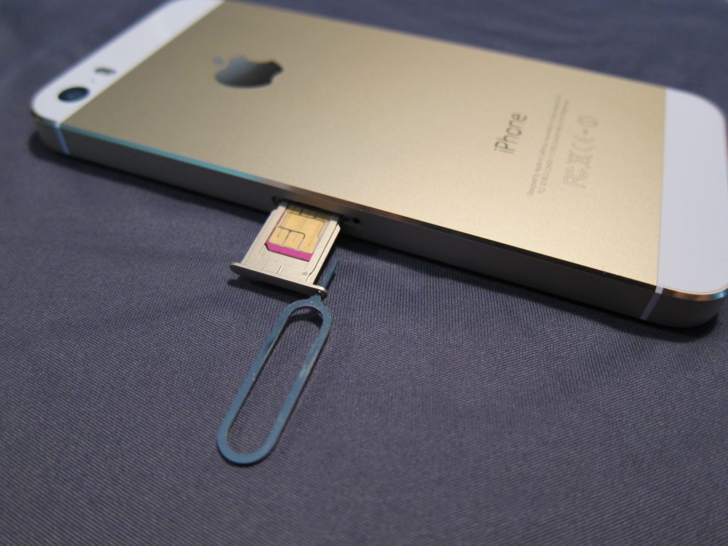 Eliminar la tarjeta SIM de iPhone usando herramienta
