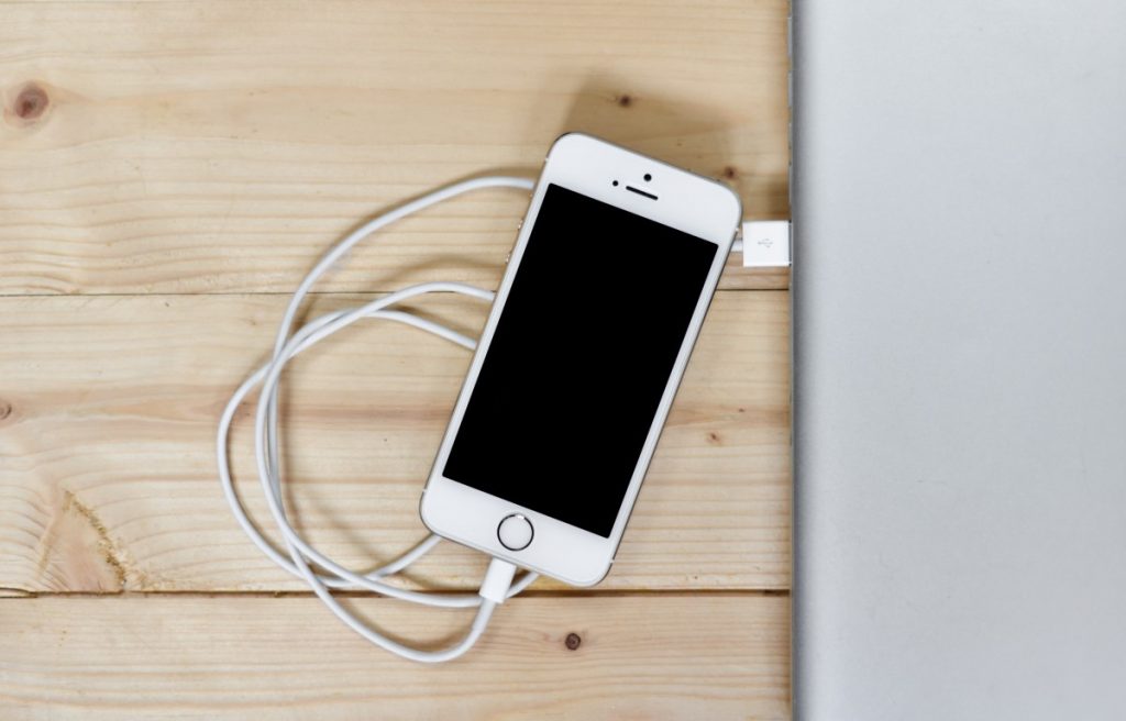   iPhone enchufado a través de USB 