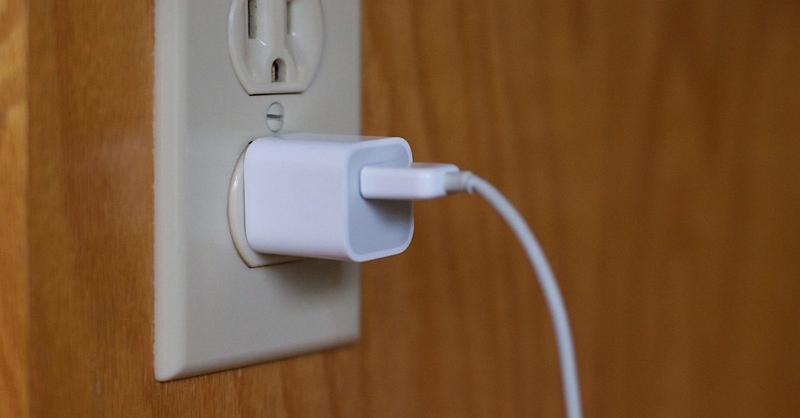 Drene la batería para arreglar el iPhone atascado en la pantalla de hola