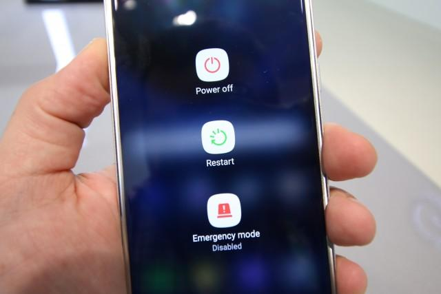 Reiniciar el teléfono para resolver el problema relacionado con SIM